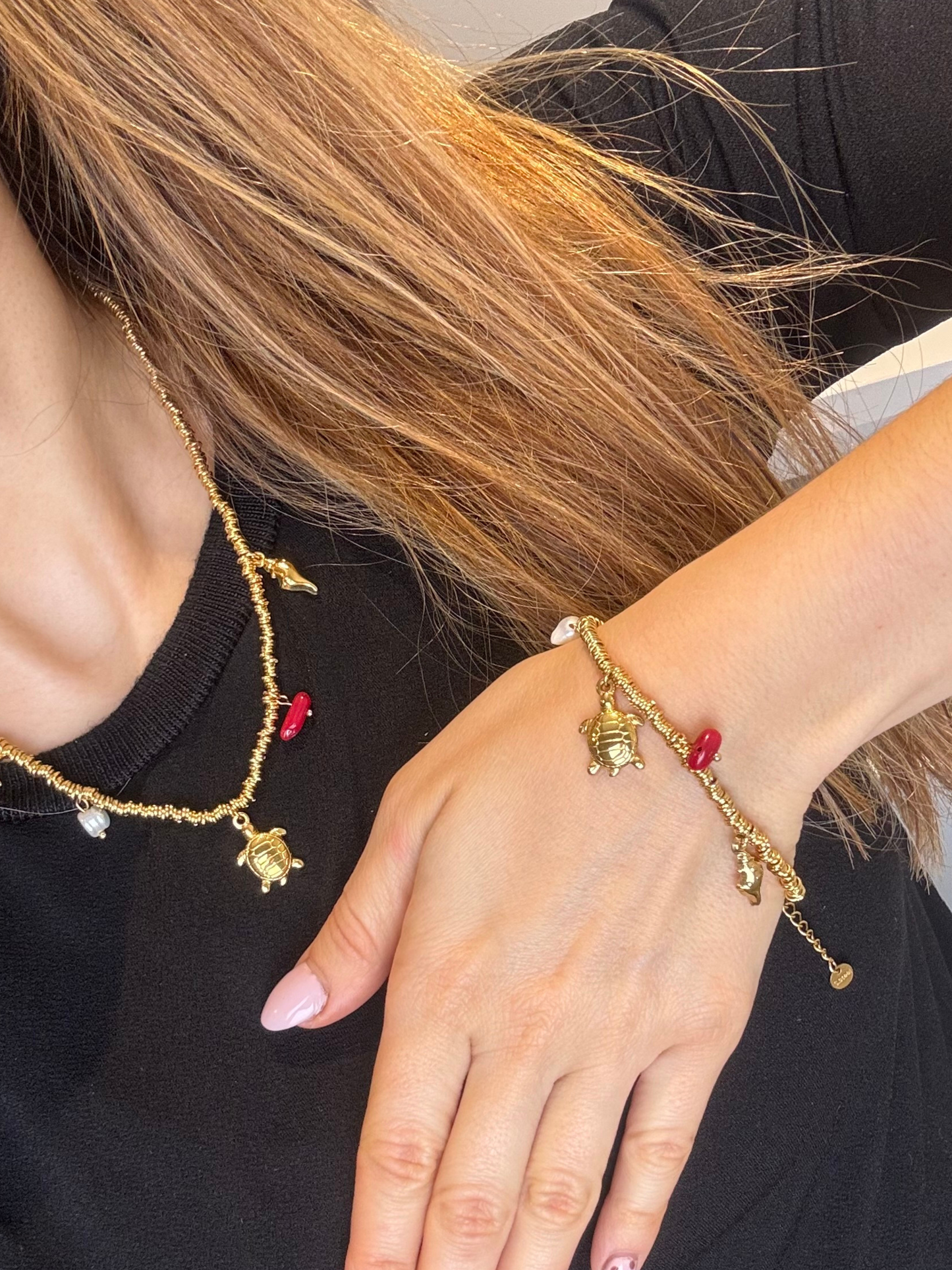 Colar dourado com tartaruga e pulseira igual