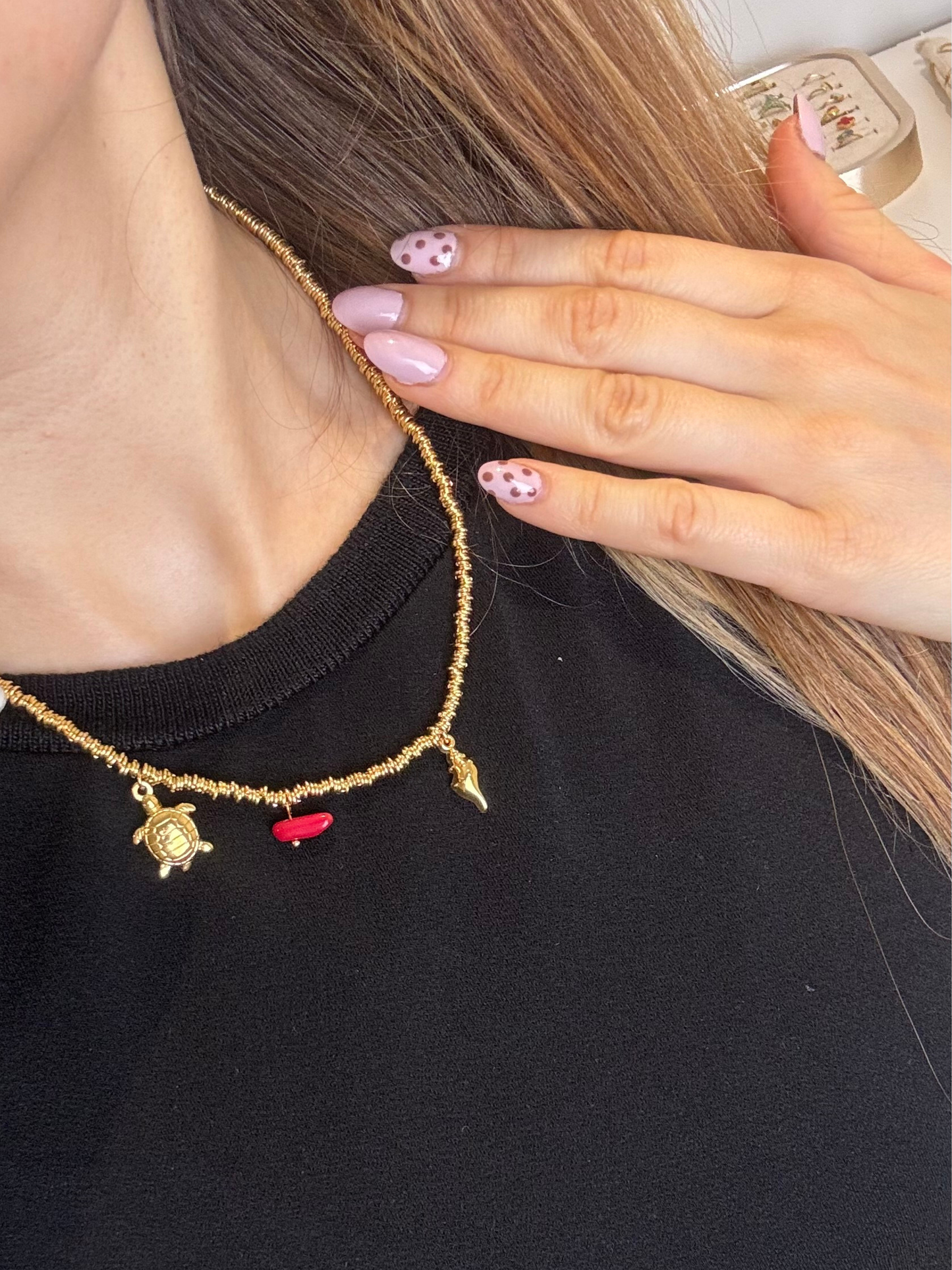 Colar dourado com tartaruga e pulseira igual