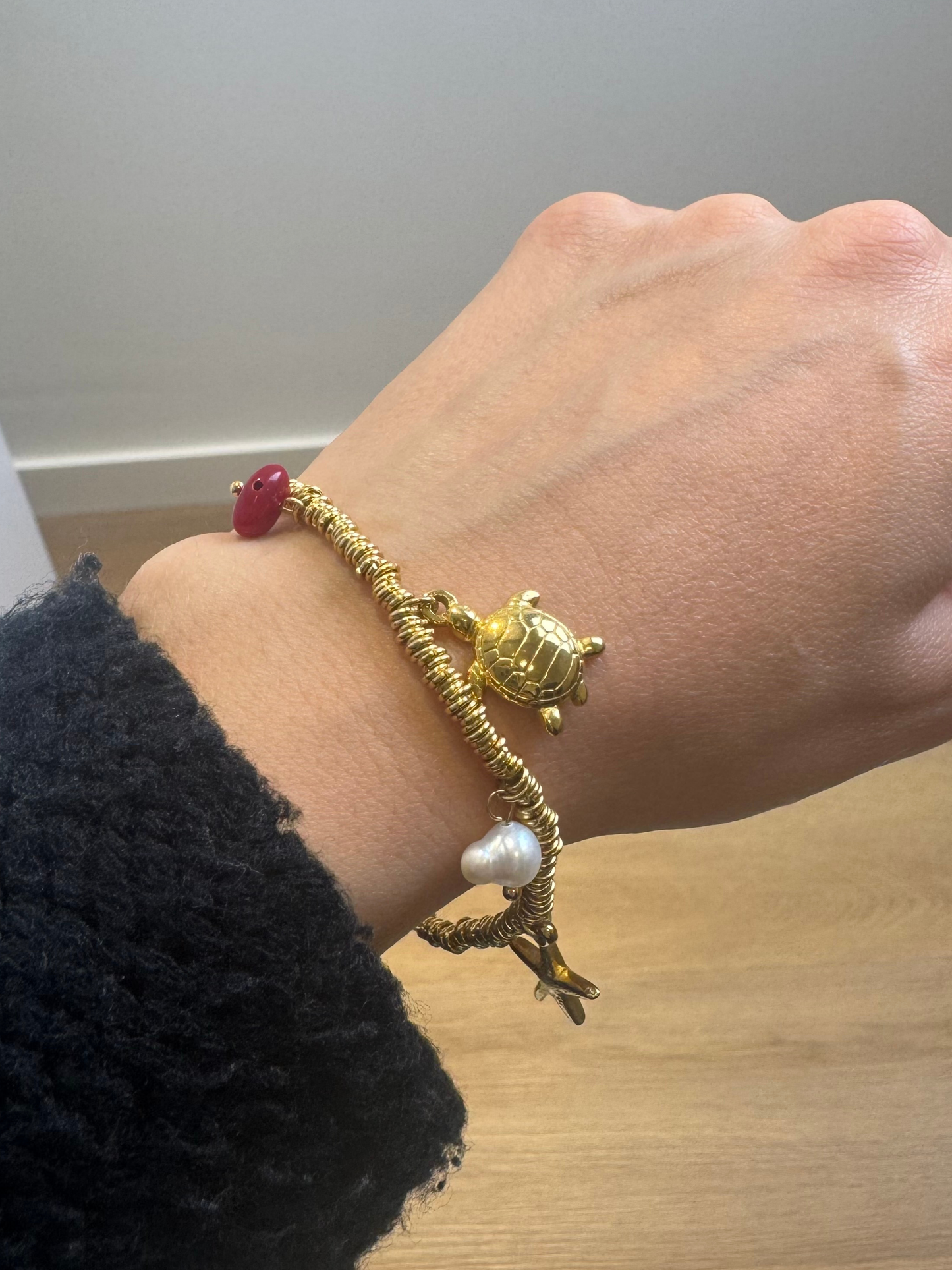 Colar dourado com tartaruga e pulseira igual