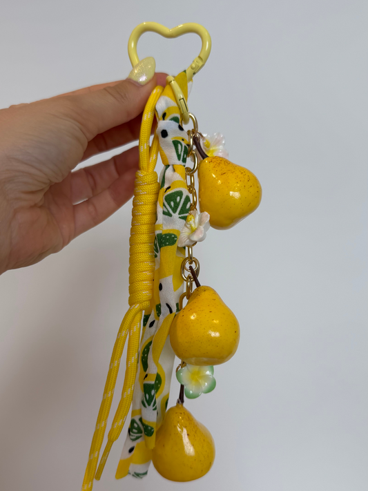 Pêras e coração amarelo