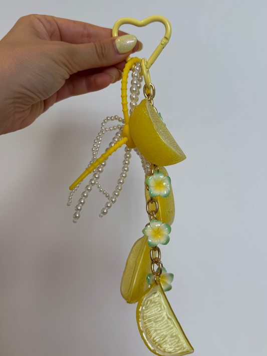 Limão metades com missangas e flor
