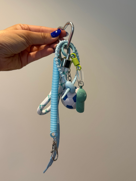 Bola e chapéu azul