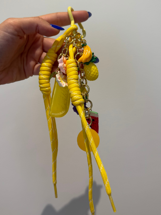 Limão, bananas e abacaxi