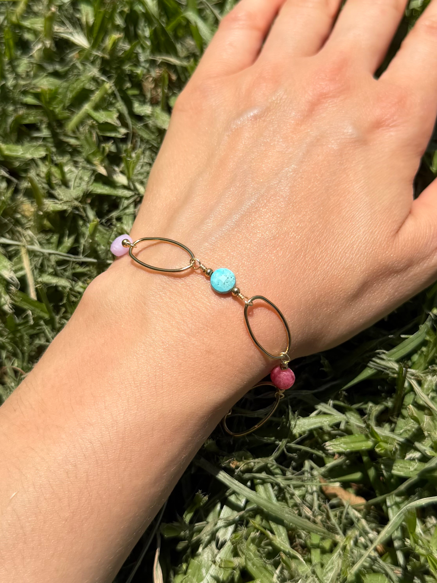 Pulseira dourada colorida